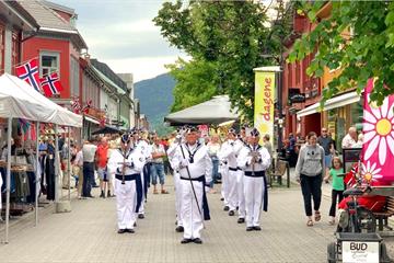 Veterankorpset i gågata i Lillehammer