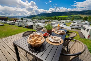 Uteplass ved hytte på Lillehammer Turistsenter