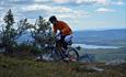 Mountainbiker climbing the path up to the Firesquad hut