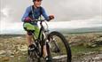 Mann auf einem Mountainbike, der aktiv einen Phad in der Skeikampen-Gegend radelt.