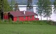 Red cabin by the lake, Norgesbooking