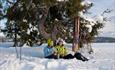 A couple eating lunch by Sjusjøen