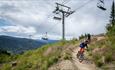 Barn på sykkel nedover i Hafjell Bike Park