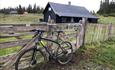 Fahrrad auf dem Zaun der Storstilen-Alm gelehnt