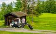 Golfers at a rest area on the course.
Gi tilbakemelding om BizChat.