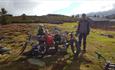 Eine Familie klar führ einen Fahradtour in die Berge