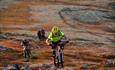 Mountainbiker und Wanderer auf dem Weg den Berg Svartfjellet hinauf.