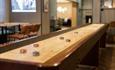 Shuffle board i lobbyen på Scandic Victoria Lillehammer