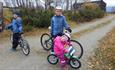 A familiy on tour along a dirt road