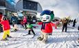 Maskoten Isa hilser på gjestene i Hafjell