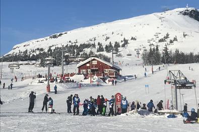 Many people at the ski center at Skeikampen