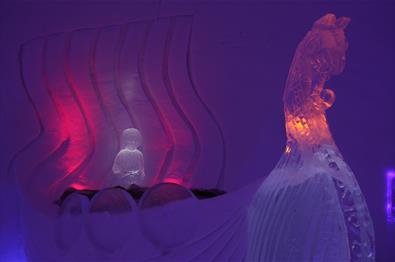 Is-skulpturer inne i Hunderfossen Snøhotell