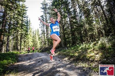 Hoppende glad birkebeinerdeltager