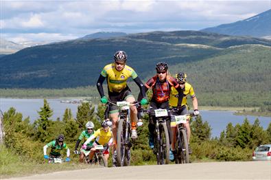 Med vakre Furusjøen og Rondane som bakteppe til rittet