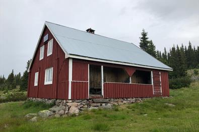 The red mountainfarm house on the Biskoplien mountain arm.