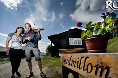 Rudi ønsker velkommen til gards