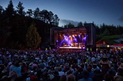 Konsert på scenen under Countryfestivalen på Vinstra