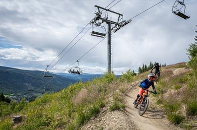 Barn på sykkel nedover i Hafjell Bike Park