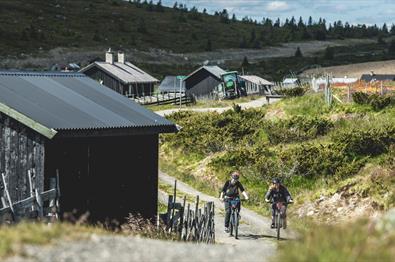 Sykling på grusvei i Hafjell