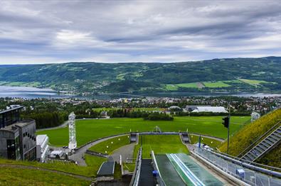 Utsikt utover LIllehammer fra toppen av hoppbakken