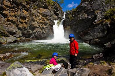 En pause ved fossen - Grottetur med Go Rafting Sjoa