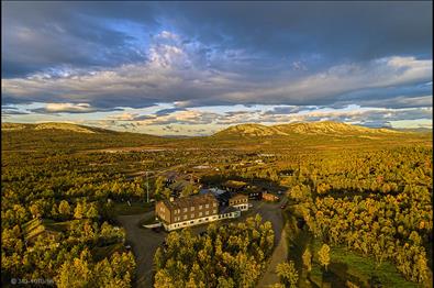 An aerial view of Venabu Fjellhotell in autumn