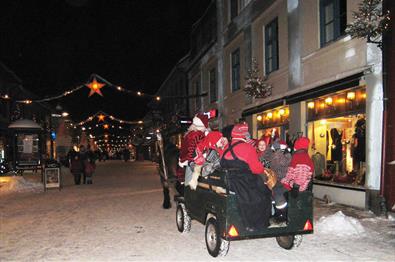 Kanefart i gågata i Lillehammer med nissebarna