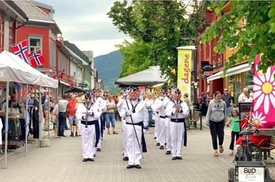 Veterankorpset i gågata i Lillehammer