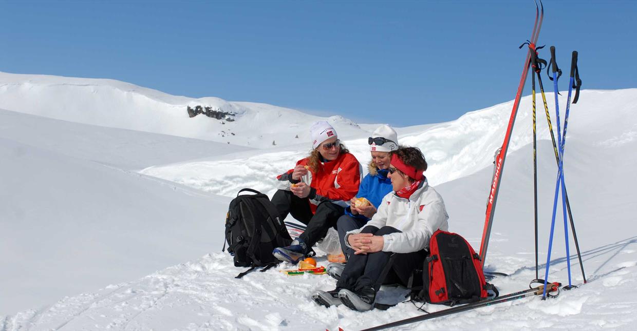 Pause på skituren med appelsin og kvikk-lunsj. På Skeikampen