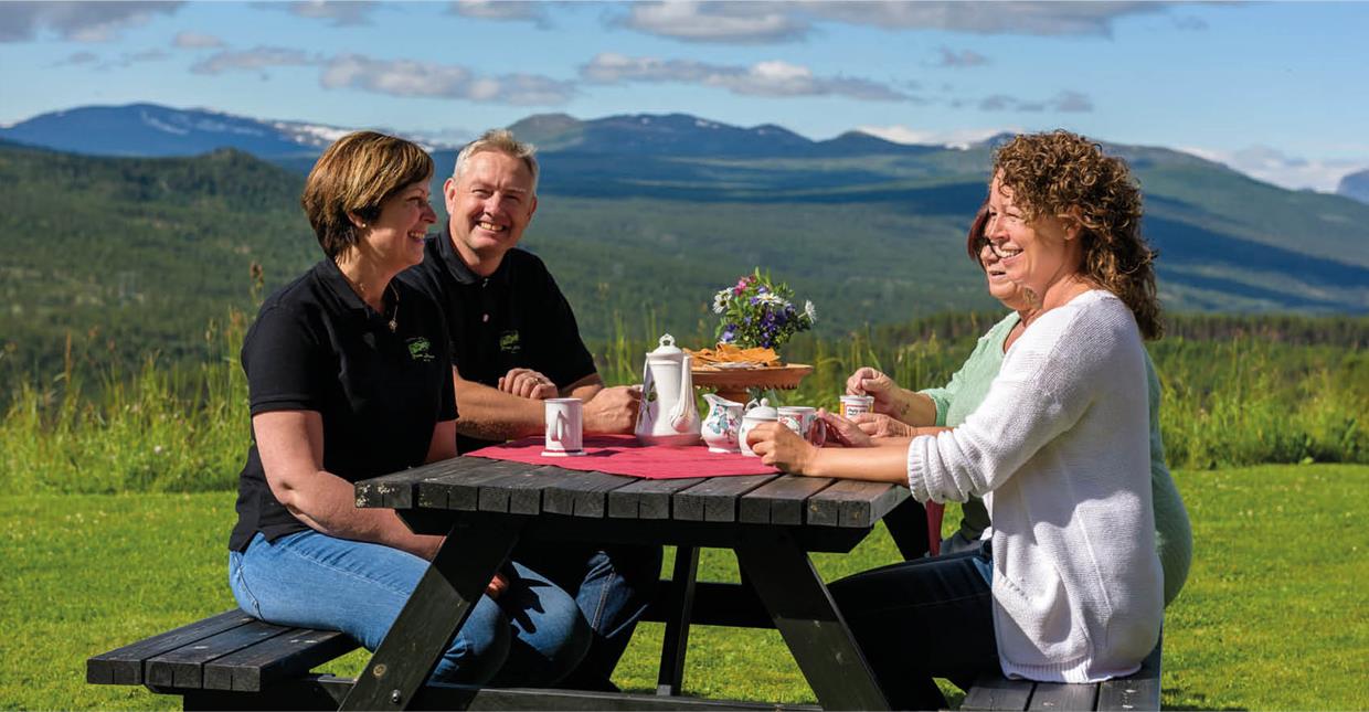 Ruten Mountain Hotel - lunch outside