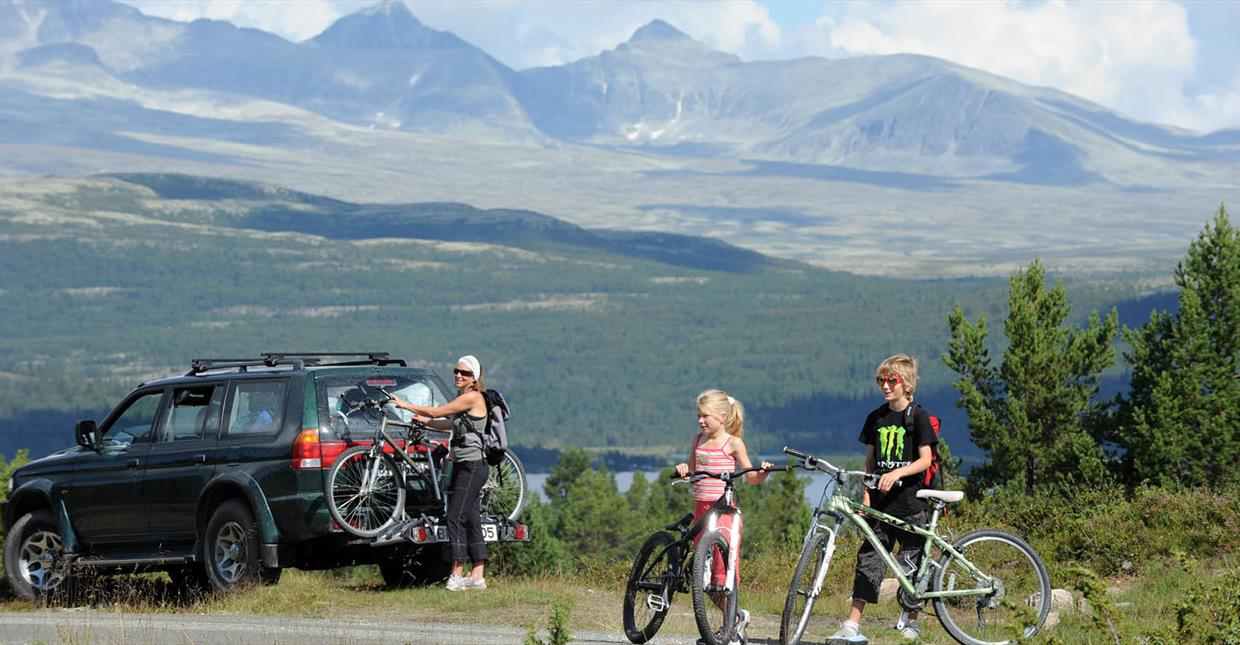 Bil parkert på siden av veien, utsikt mot Rondane