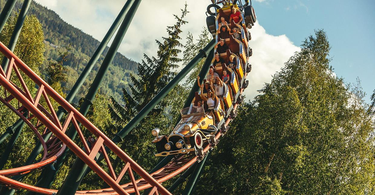 Il Tempo Gigante, roller coaster with green forest in the background