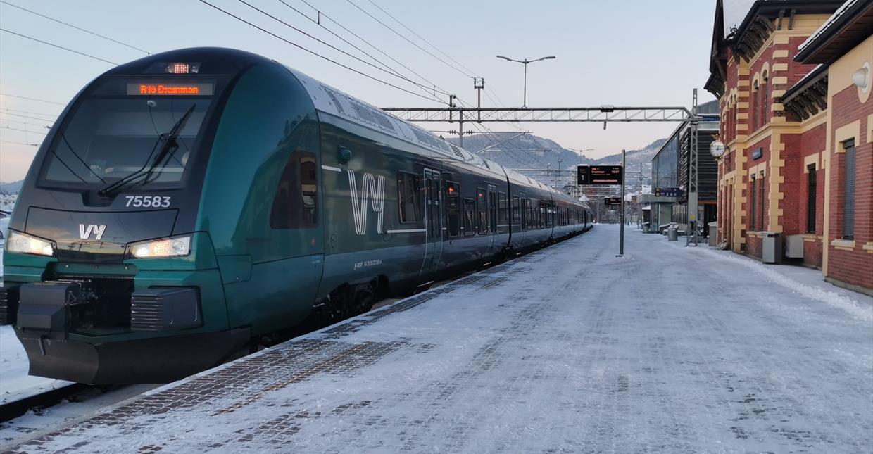 Et tog klkar til avgang i spor 1 på Lillehammer stasjon
