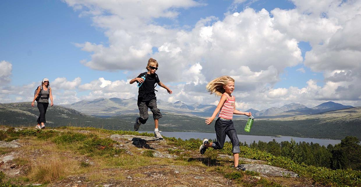 Family on a hike at Kvamsfjellet