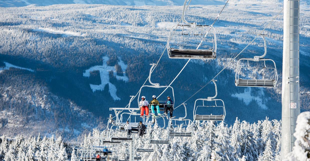 The lift in Hafjell Alpinecenter, with Fakkelmannen in the background