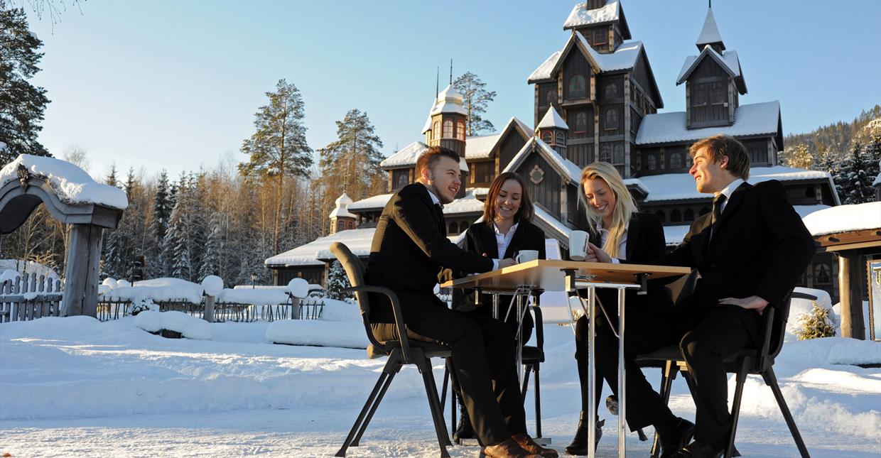 Conference meeting in front of the Hunderfossen Castle