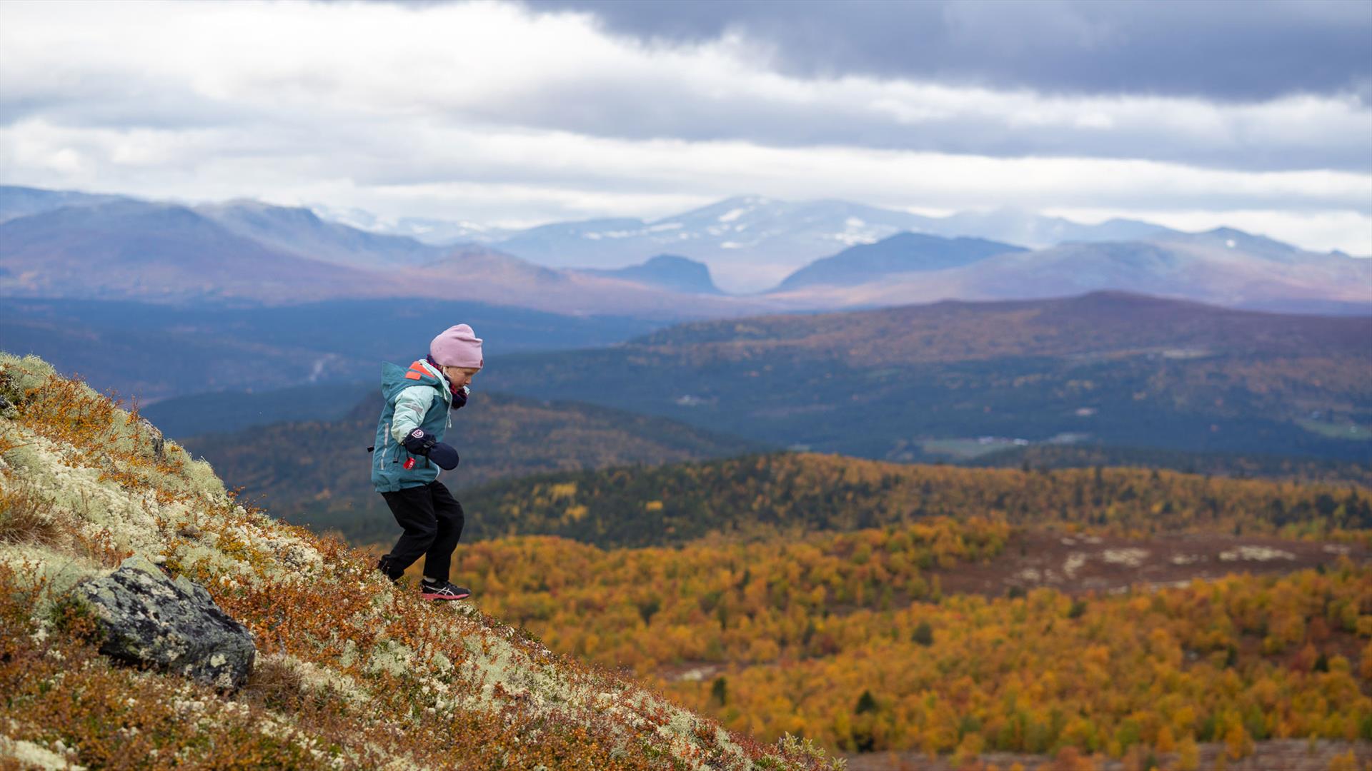 Child walking in Autumn Mountains, Ruten in Espedalen