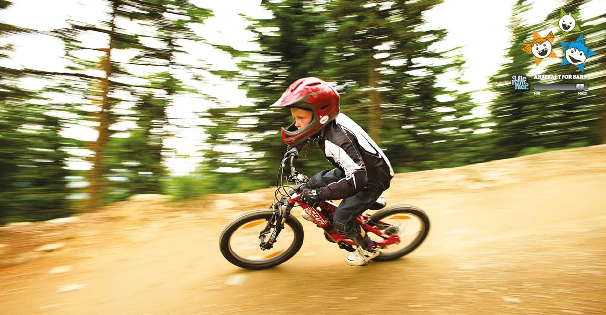 Kid riding downhill inHafjell Bike Park