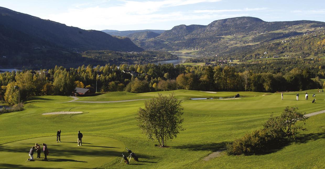 Utsikt over golfbanen og Gudbrandsdalen