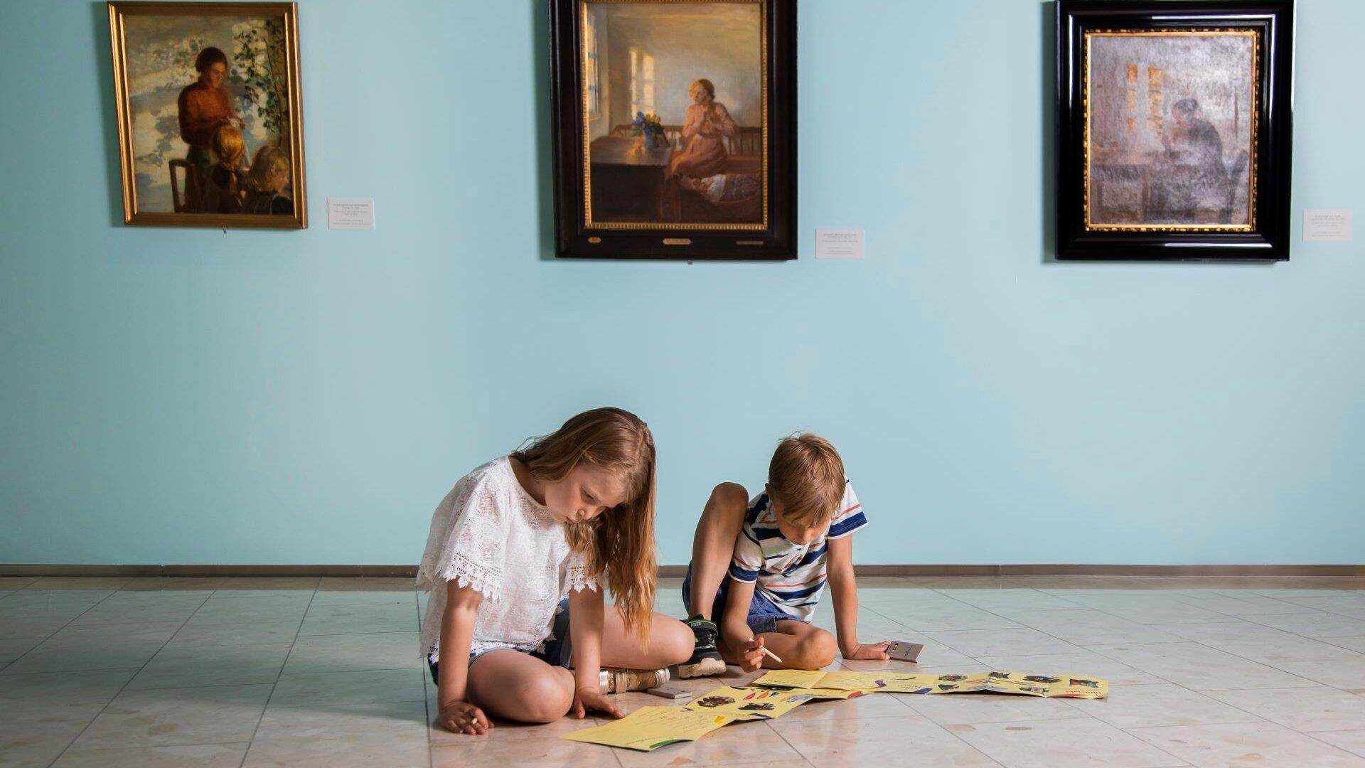 Barn løser oppgaver på Lillehammer Kunstmuseum