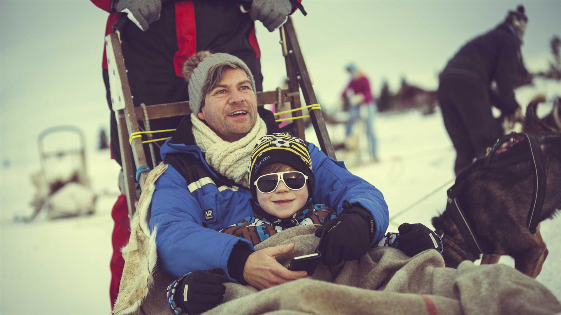 Familie koser seg med hundekjøring med Sjusjøen Husky