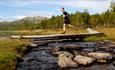 Deltager i Furusjøen rundt løper over en bro