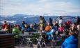 Utendørsservering på en av restaurantene i Hafjell med utsikt mot fjellene