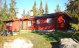 Red cabin in the forrest, Norgesbooking