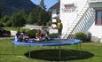 Barn på trampoline