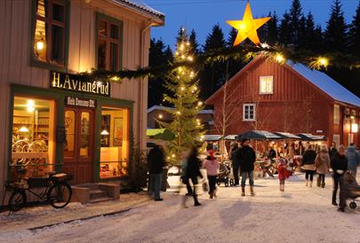 The square at Maihaugen with Christmas tree and decorated street.