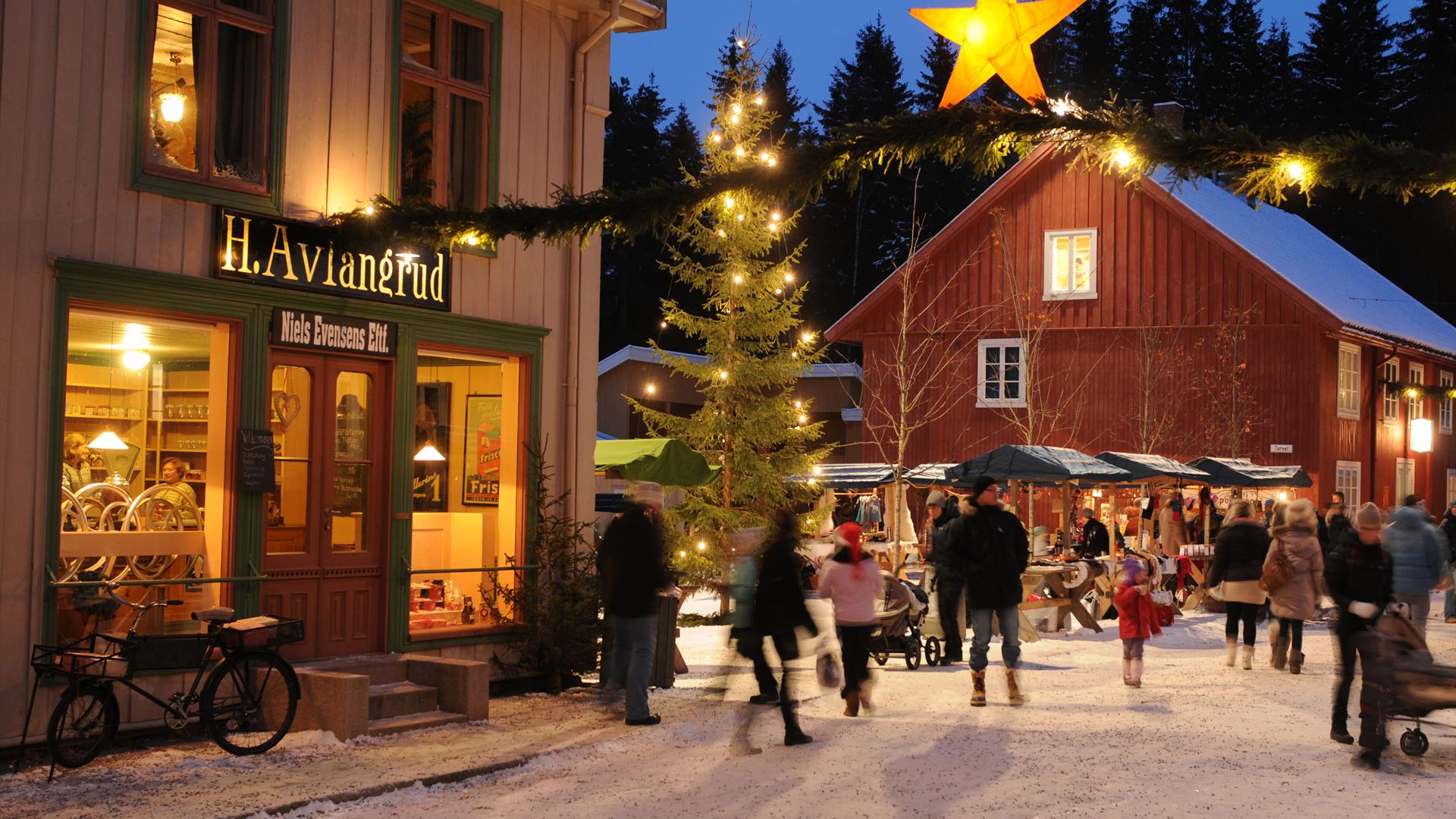 The square at Maihaugen with Christmas tree and decorated street.