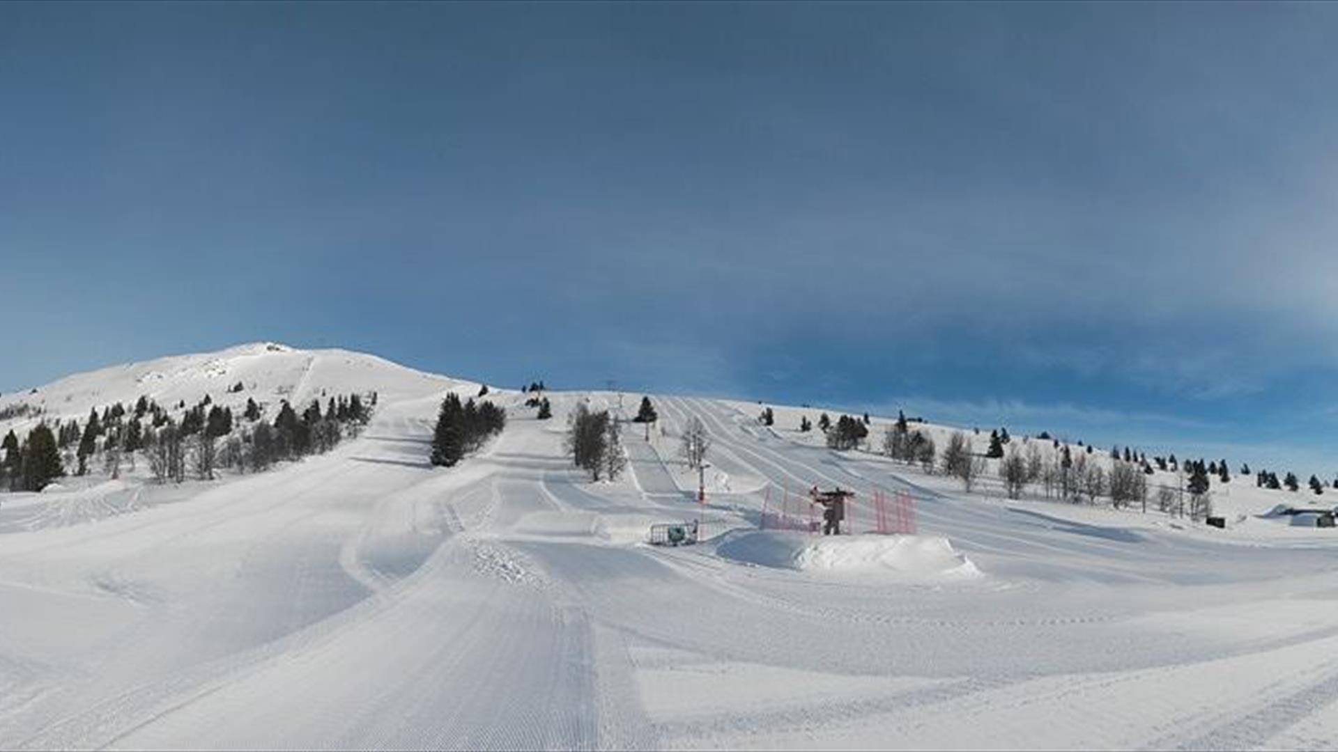Panoramabilde av skianlegget. Nypreppa løyper og blå himmel. Vinter. Spidsbergseter Resort Rondane