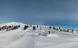 Panoramabilde av skianlegget. Nypreppa løyper og blå himmel. Vinter. Spidsbergseter Resort Rondane