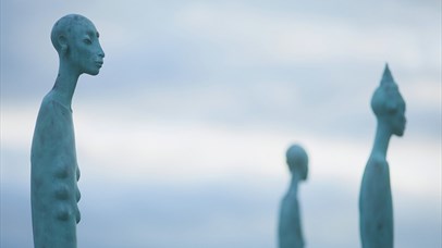 The artwork "Flokk", part of Skulpturstopp i Kunstlandskap Gudbrandsdalen, along Gudbrandsdalsvegen (Stedskunst.no)